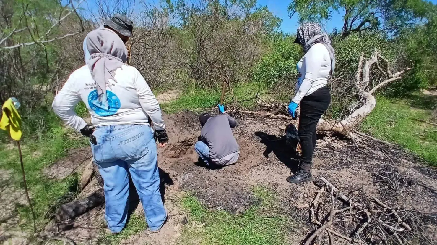 En esta búsqueda, también reportaron algunas prendas encontradas, las cuales corresponden a un short talla mediana de color negro en el exterior y verde limón en el interior; un boxer de color azul pero que no se aprecia talla; y una camisola volor azul con círculos blancos.