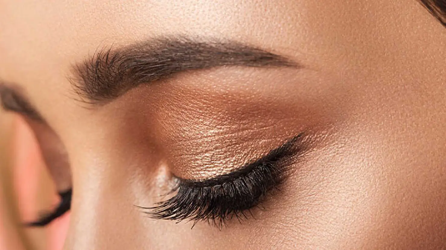 Maquillaje para ojos caídos: 7 trucos para abrir tu mirada en 5 minutos