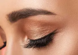 Maquillaje para ojos caídos: 7 trucos para abrir tu mirada en 5 minutos