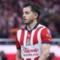Alan Mozo se pierde el Clásico Nacional 2025 por operación de rodilla: opciones de Chivas para suplirlo