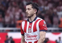 Alan Mozo se pierde el Clásico Nacional 2025 por operación de rodilla: opciones de Chivas para suplirlo