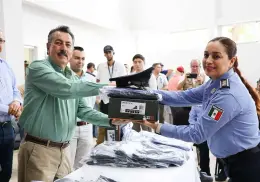 Entregan uniformes a policías municipales de Cajeme