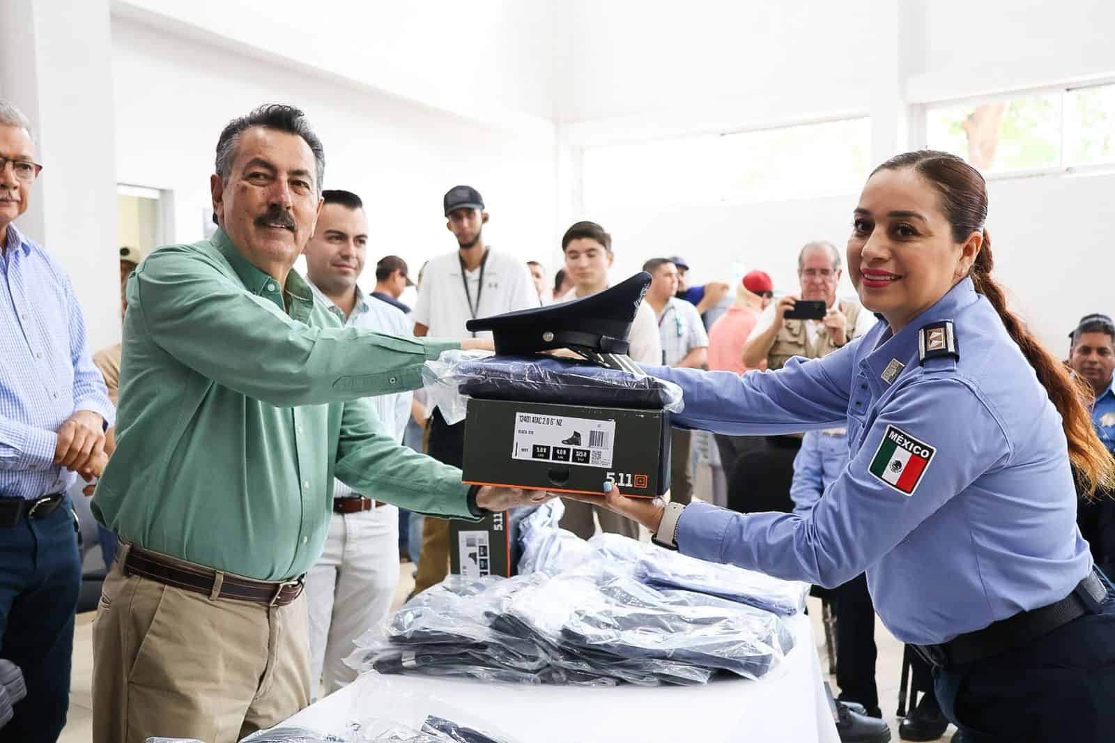 Entregan uniformes a policías municipales de Cajeme