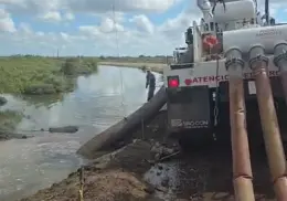 Desaguan comunidad de Huatabampo inundada por Lorena