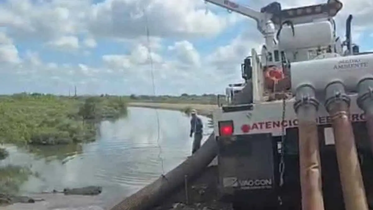 Desaguan comunidad de Huatabampo inundada por Lorena