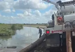 Desaguan comunidad de Huatabampo inundada por Lorena