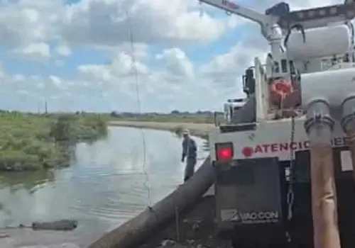 Desaguan comunidad de Huatabampo inundada por Lorena