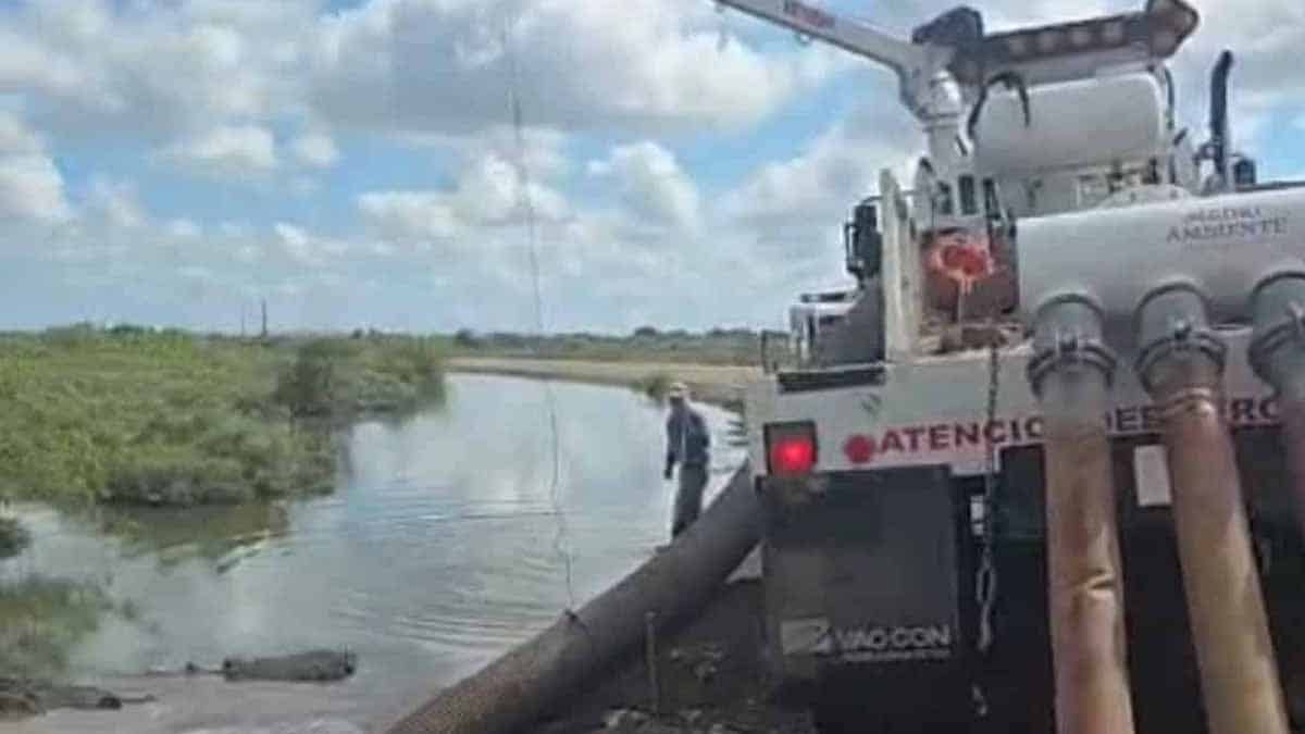 Desaguan comunidad de Huatabampo inundada por Lorena
