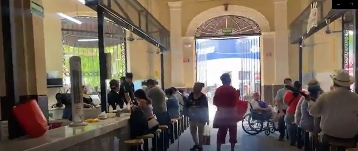 Aunque hasta el momento no se encuentren a cien por ciento prestado servicio todos los locales, los locatarios se encuentran realizando trabajos de instalación, acomodos y surtiendo sus puntos de venta principalmente en donde hay carne, frutas, verduras y abarrotes, y en su mayoría los que ya están brindando atención son puestos de comida.