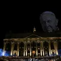 Drones forman el rostro del Papa Francisco durante concierto en El Vaticano