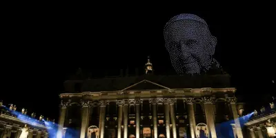 Drones forman el rostro del Papa Francisco durante concierto en El Vaticano