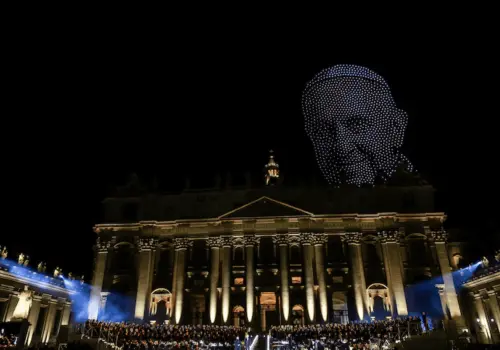 Drones forman el rostro del Papa Francisco durante concierto en El Vaticano