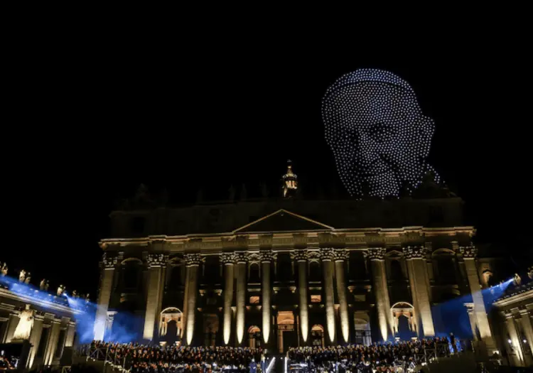 Drones forman el rostro del Papa Francisco durante concierto en El Vaticano
