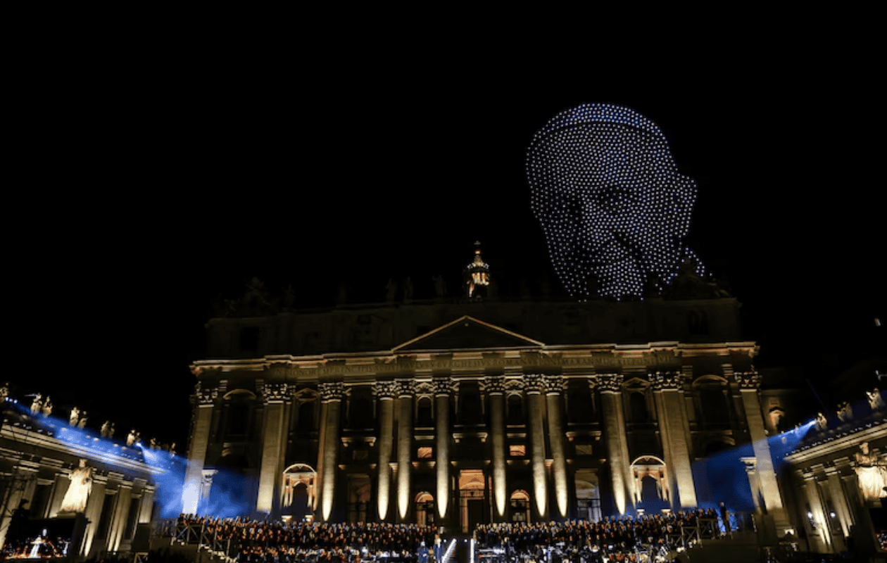 Drones forman el rostro del Papa Francisco durante concierto en El Vaticano