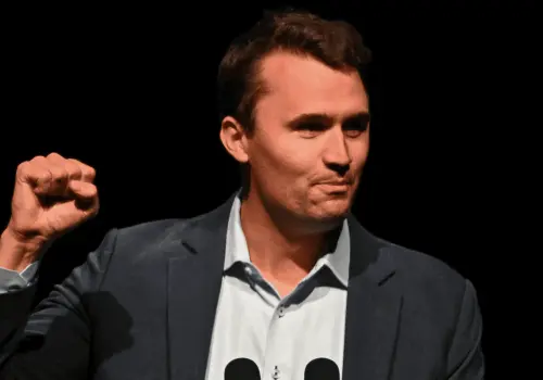 EE.UU. retirará visas a extranjeros que se burlen de la muerte de Charlie Kirk