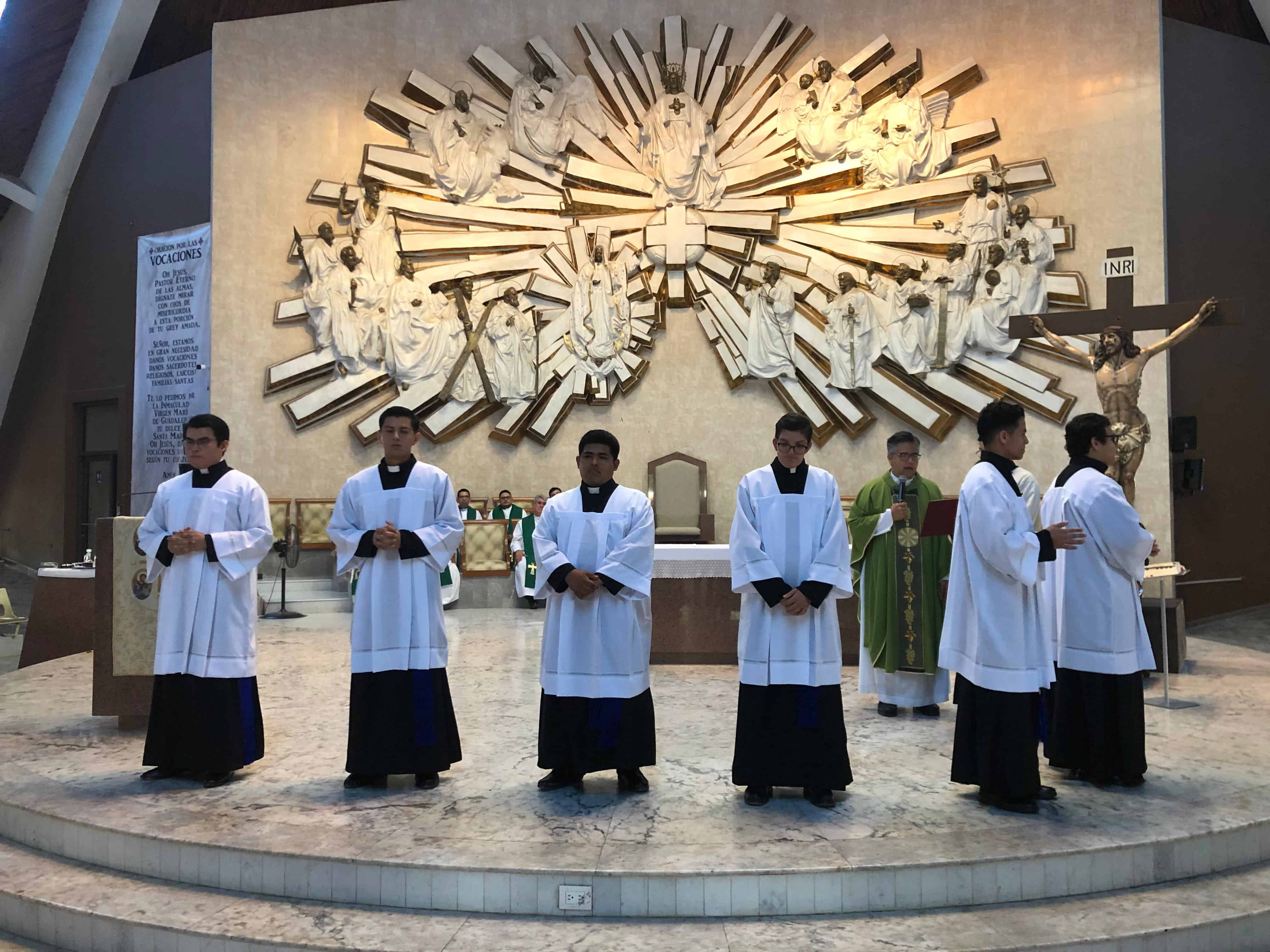 Imponen sotanas a seminaristas en Ciudad Obregón