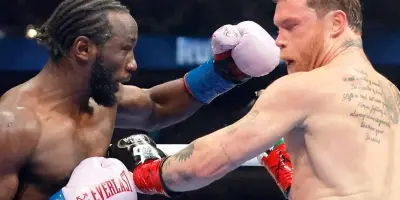 Terence Crawford destrona a Saúl "Canelo" Álvarez