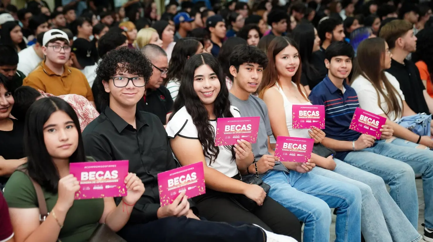 Las becas Sonora de oportunidades son para 30 mil 500 estudiantes de universidades públicas, y los montos a otorgar se dividen en tres rubros: seis mil becas de 10 mil pesos; 5 mil 500 becas de 7 mil 500 pesos; y 19 mil becas de cinco mil pesos.