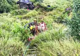 Vuelca vehículo en carretera Hornos – Tesopaco