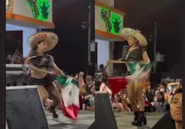 VIDEO | Bailarina exótica con bandera y vestuario patriótico desata polémica en ceremonia del Grito de Independencia