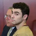 Retiran cargos de terrorismo contra Luigi Mangione, en caso del asesinato del CEO de UnitedHealthcare