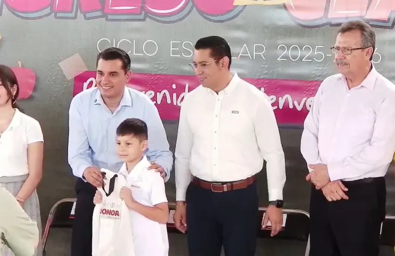 Los paquetes escolares consistirán en una bolsa ecológica para útiles que contendrá un cuaderno forma profesional cuadro grande de 100 hojas, un cuaderno forma profesional rayado de 100 hojas, un cuaderno de forma italiana blanco de 100 hojas, una caja lápices de colores largos, una goma para borrar, un bolígrafo tinta negra, un bolígrafo tinta azul, unas tijeras de punta redonda, un pegamento en barra grande, un sacapuntas y tres lápices del no.2.