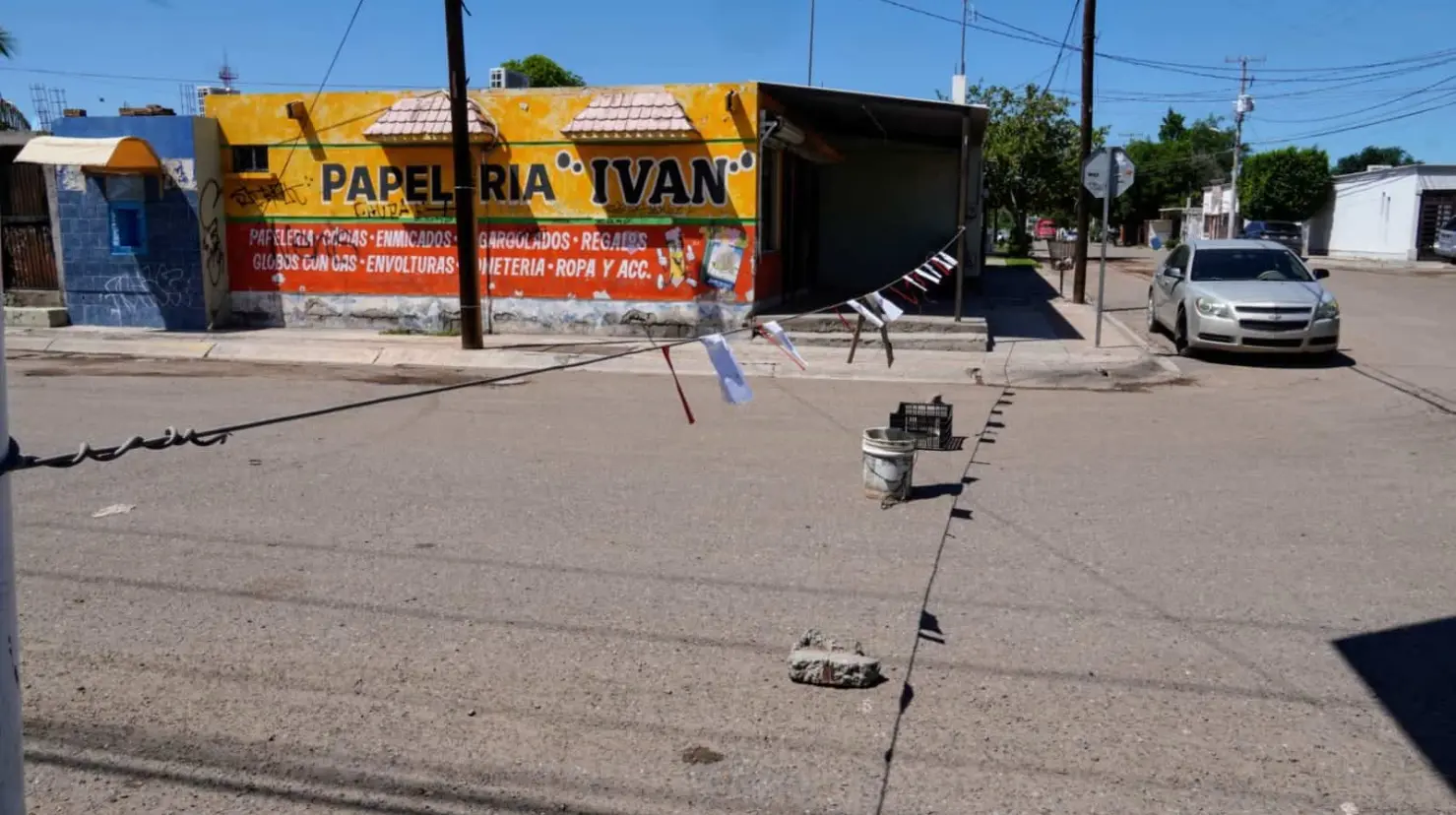Vecinos cierran calle por drenajes colapsados; Oomapas de Cajeme toma acciones