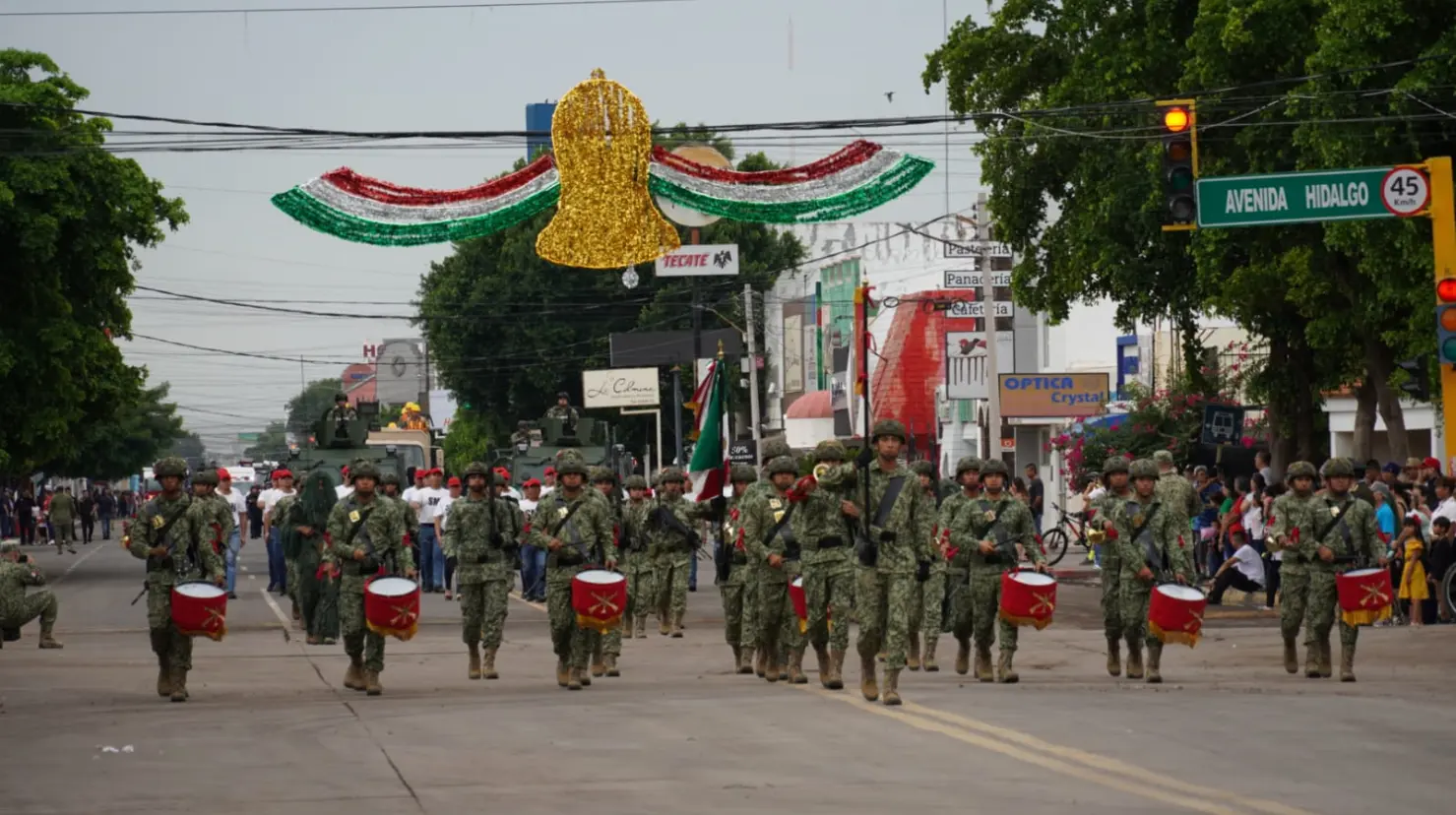 Participaron más de mil personas en desfile por la Independencia de México
