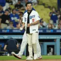 Checo Pérez lanza la primera bola en el Dodger Stadium y rinde homenaje a Fernando Valenzuela