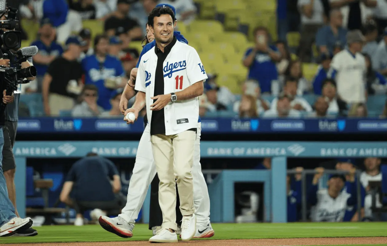 El mexicano apareció con la casaca del equipo y fue ovacionado por miles de personas.
