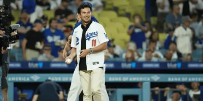 Checo Pérez lanza la primera bola en el Dodger Stadium y rinde homenaje a Fernando Valenzuela