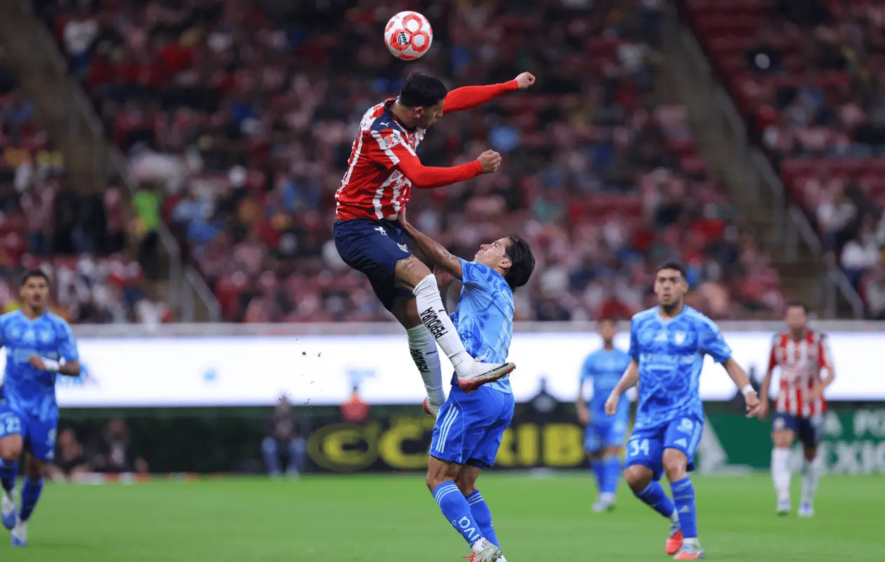Chivas y Tigres empatan 0-0 en partido pendiente de la Jornada 1