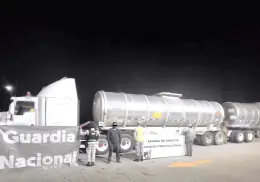 Decomisan tráiler que transportaba huachicol al norte de Sonora