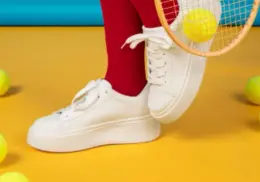 Estos tenis blancos de los 80s regresan en la tendencia otoño 2025