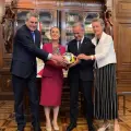 Sheinbaum y primer ministro de Canadá intercambian regalos en Palacio Nacional por el Mundial 2026