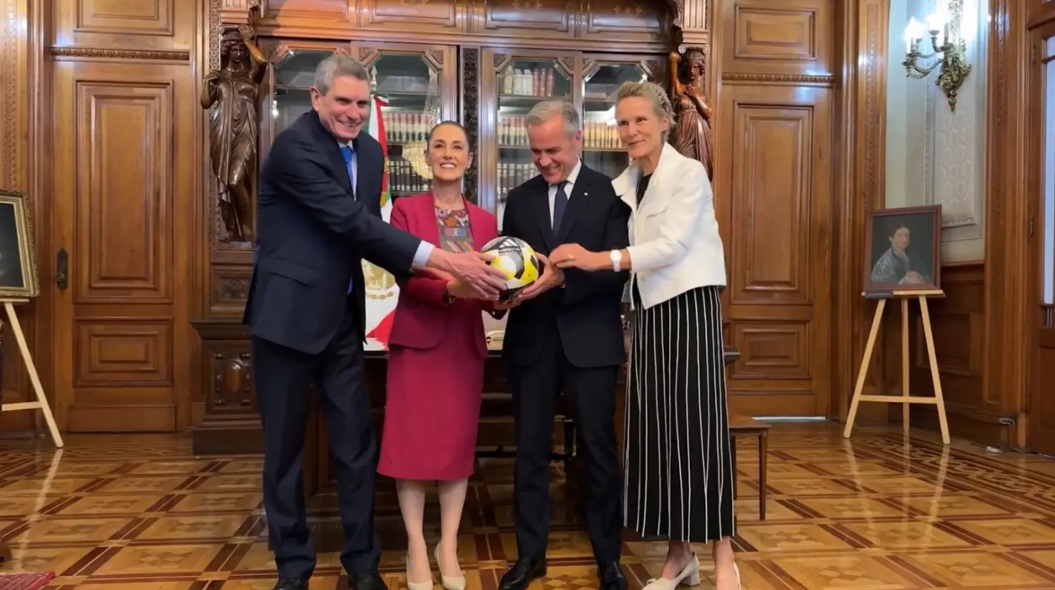 Sheinbaum y primer ministro de Canadá intercambian regalos en Palacio Nacional por el Mundial 2026