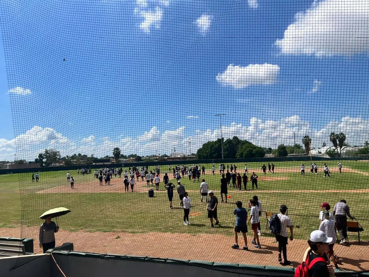 El Bachillerato Deportivo ubicado en el Estadio Tomás Oroz Gaytán, tiene asignados tres puntos de reunión para casos de emergencias.