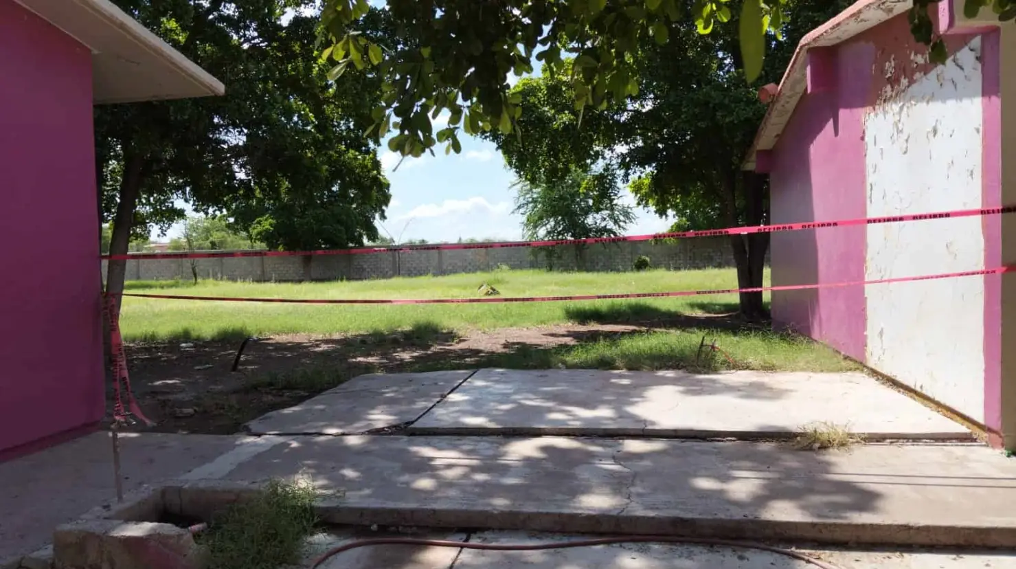Los niños de la primaria corren el riesgo de sufrir algún accidente, por lo que se colocó una cinta