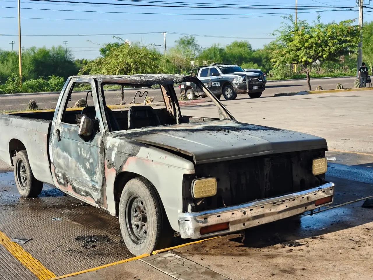 Se incendia camioneta en la calle 300 de Ciudad Obregón; sexagenario resulta con quemaduras