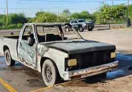 Se incendia camioneta en la calle 300 de Ciudad Obregón; sexagenario resulta con quemaduras