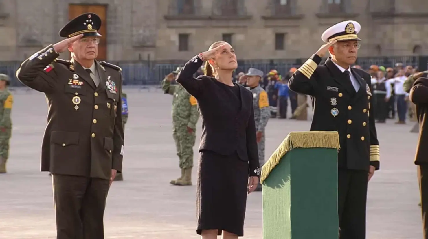 Sheinbaum encabeza izamiento de bandera en memoria de las víctimas de los sismos del 19 de septiembre