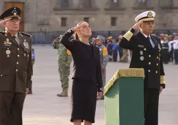 Sheinbaum encabeza izamiento de bandera en memoria de las víctimas de los sismos del 19 de septiembre