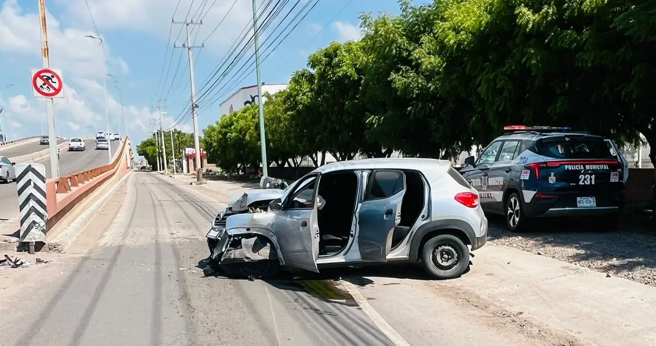 Automovilista choca contra puente de la 5 de Febrero, al sur de Ciudad Obregón