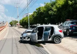 Automovilista choca contra puente de la 5 de Febrero, al sur de Ciudad Obregón