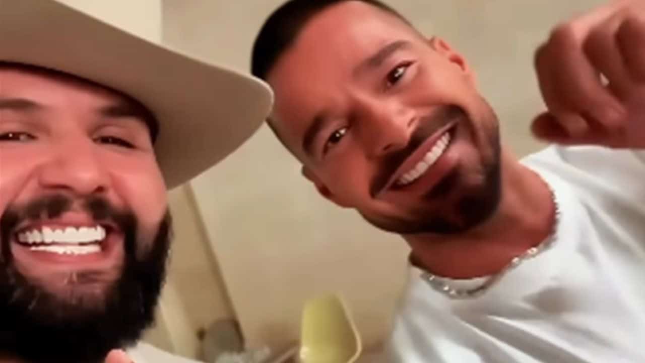 Carín León y Ricky Martin emocionan con nueva versión de A Medio Vivir