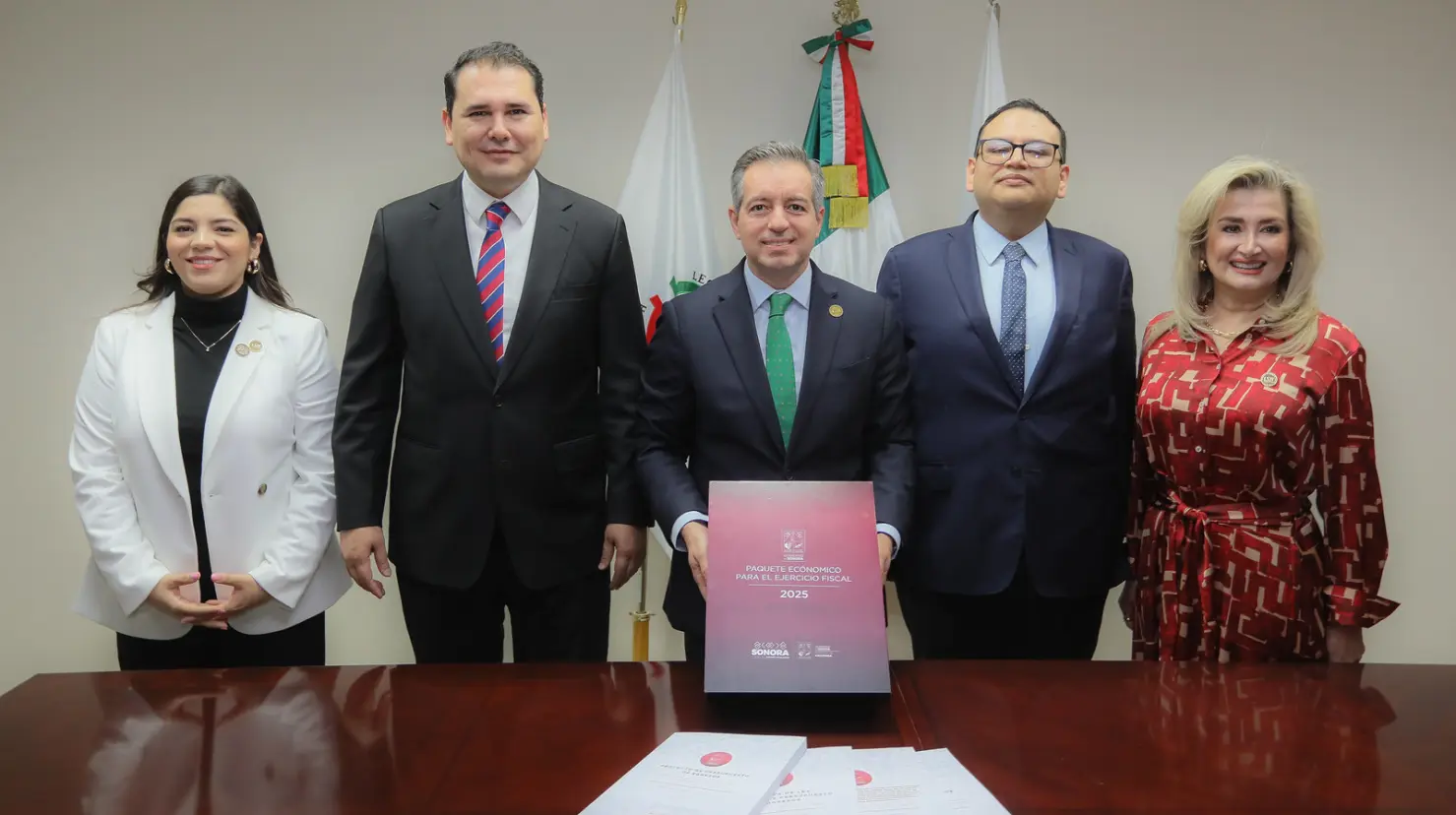 La fecha límite de entrega del paquete presupuestal es el sábado 15 de noviembre y los legisladores tendrán como fecha límite para su aprobación el lunes 15 diciembre, es decir tendrán un mes para que este sea analizado a través de la comisión de hacienda, presidida por la diputada Elia Sahara Sallard Hernández.