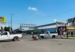 Tráiler derriba semáforo a un lado de la casada al sur de Ciudad Obregón
