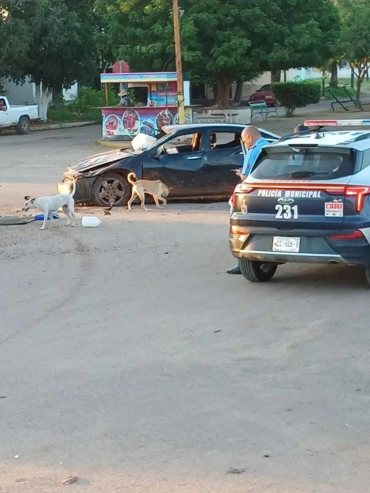 Se impacta vehículo con Kiosco de Pueblo Yaqui