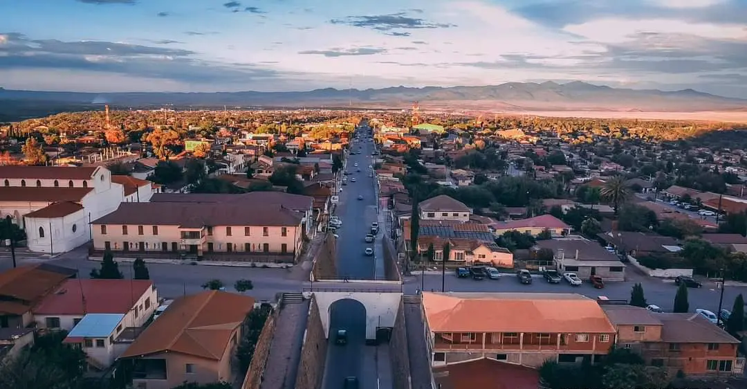 Un Pueblo Mágico debe contar con, riqueza cultural e histórica, atractivos simbólicos, gastronomía auténtica, arquitectura preservada, así como entorno natural