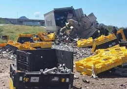 Vuelca tráiler cargado de autopartes en carretera Guaymas – Hermosillo